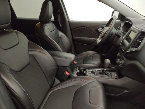 Used 2019 Jeep Cherokee Latitude Plus w/ Comfort/Convenience Group FWD image 21