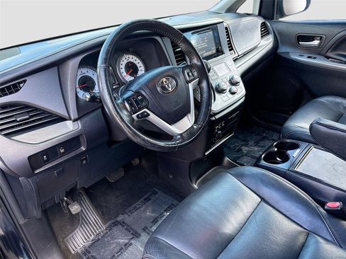 Used 2016 Toyota Sienna SE Premium image 10