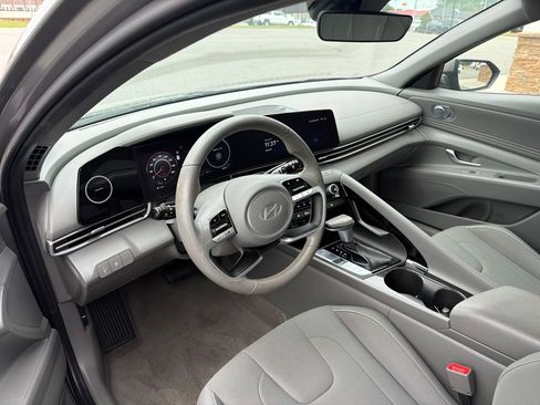 Used 2024 Hyundai Elantra SEL w/ Convenience Package FWD image 4