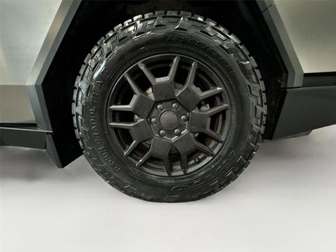 Used 2024 Tesla Cybertruck AWD Crew Cab image 32