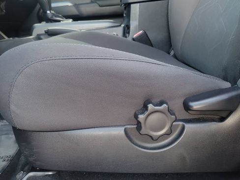 Used 2018 Toyota Tacoma TRD Off-Road AWD/4WD image 16