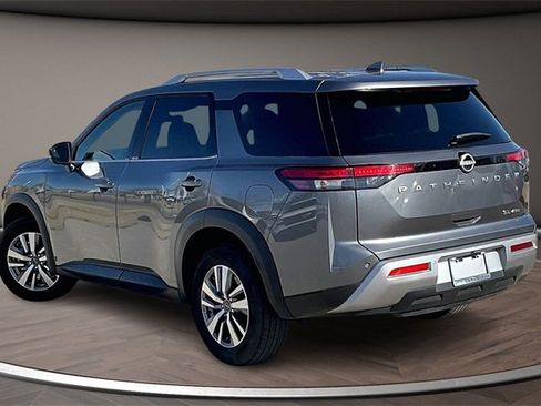 Certified 2025 Nissan Pathfinder SL image 11