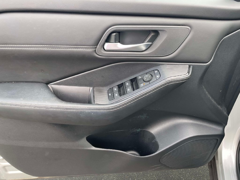 Used 2024 Nissan Rogue SV w/ SV Premium Package FWD image 17