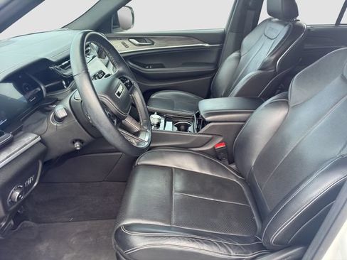 Used 2022 Jeep Grand Cherokee Overland w/ Luxury Tech Group IV AWD/4WD image 12