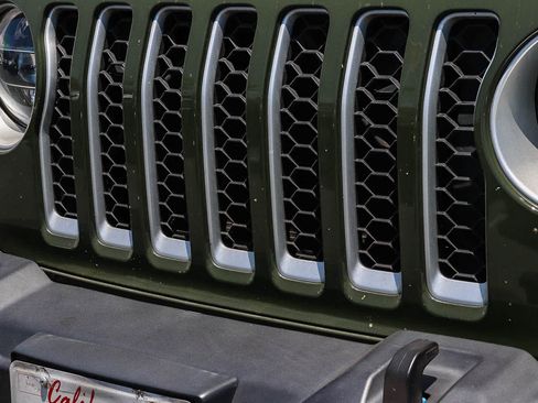 Used 2022 Jeep Wrangler Unlimited Sahara AWD/4WD image 3