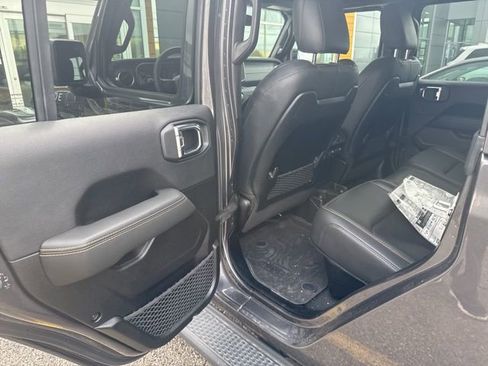 Used 2025 Jeep Gladiator Sport image 9