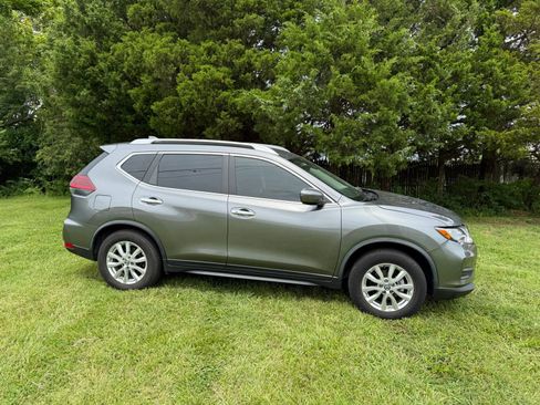 Used 2020 Nissan Rogue SV FWD image 3