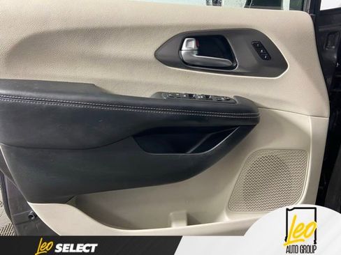 Used 2023 Chrysler Pacifica Touring-L FWD image 22