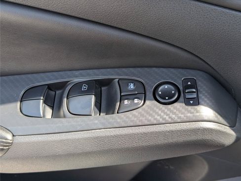 Used 2024 Nissan Altima 2.5 SV FWD image 18