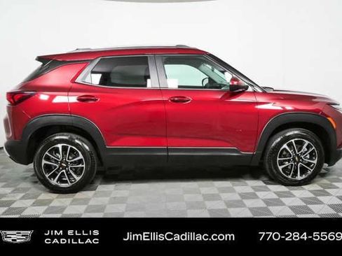Used 2025 Chevrolet TrailBlazer LT AWD/4WD image 2