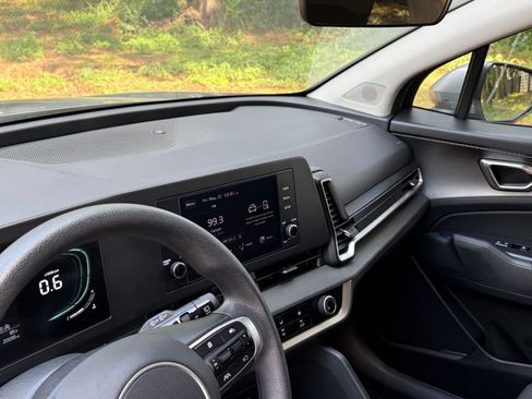 Used 2025 Kia Sportage LX FWD image 33