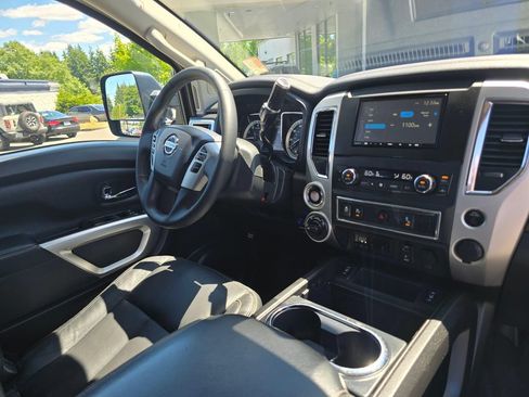 Used 2017 Nissan Titan SL w/ SL Towing Convenience Package AWD/4WD image 10