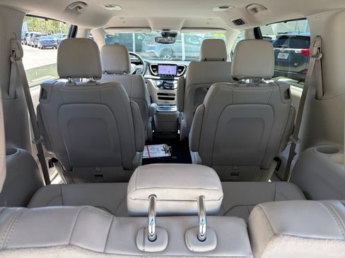 Used 2021 Chrysler Pacifica Touring-L FWD image 34