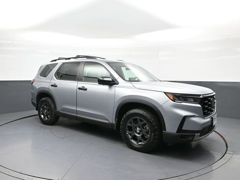 Certified 2025 Honda Pilot TrailSport image 4