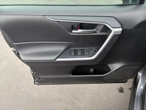 Used 2025 Toyota RAV4 XLE AWD/4WD image 9