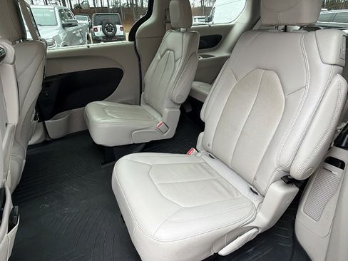 Used 2021 Chrysler Pacifica Touring-L w/ Uconnect Theater Family Group image 22
