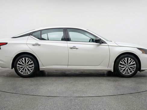 Used 2025 Nissan Altima 2.5 SV image 11
