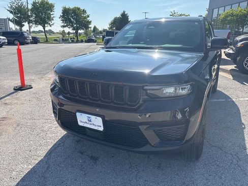 Used 2025 Jeep Grand Cherokee Altitude AWD/4WD image 11