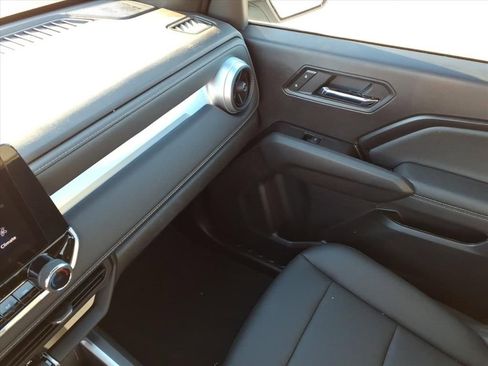 New 2025 Chevrolet Colorado LT w/ LT Convenience Package image 16