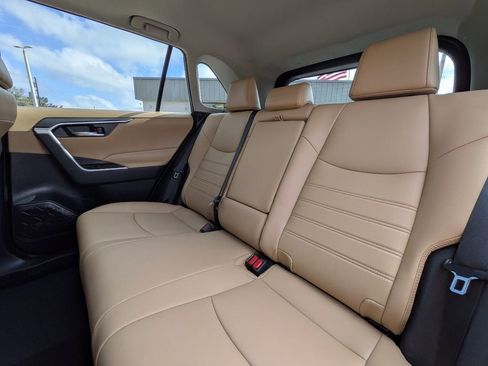 Used 2021 Toyota RAV4 XLE Premium image 15