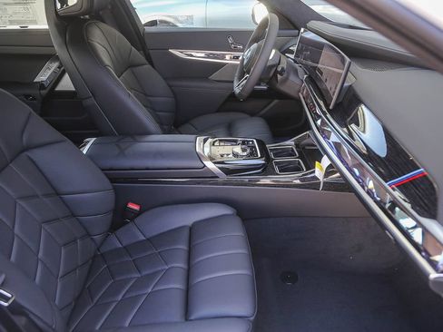 Used 2026 BMW i7 eDrive50 w/ M Sport Package RWD image 13