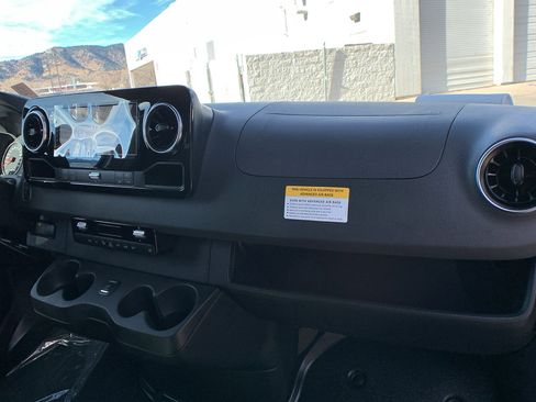 Used 2022 Mercedes-Benz Sprinter 2500 image 22