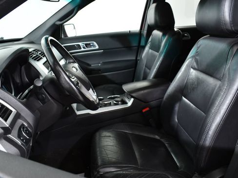 Used 2014 Ford Explorer XLT w/ Equipment Group 202A AWD/4WD image 6