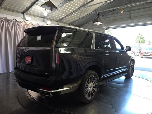 Used 2022 Cadillac Escalade ESV Luxury AWD/4WD image 3
