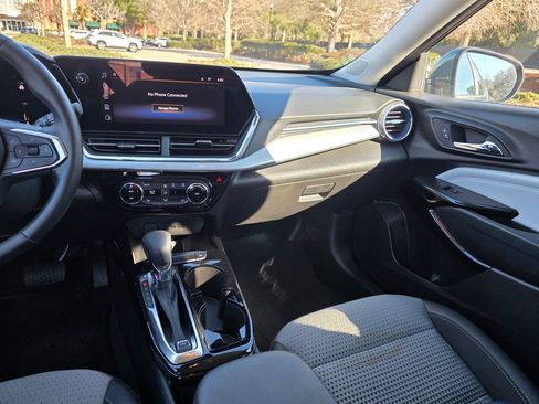 Certified 2025 Chevrolet Trax LT w/ LT Convenience Package image 26