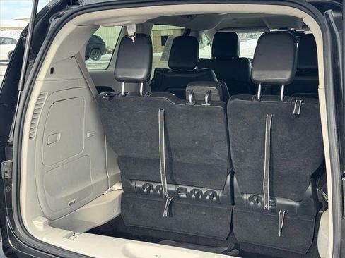 Used 2023 Chrysler Pacifica Touring-L image 5
