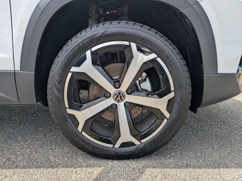 Certified 2025 Volkswagen Taos SEL image 11