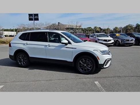 Used 2023 Volkswagen Tiguan SE w/ Panoramic Sunroof Package image 29