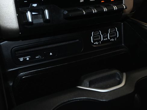 Used 2019 RAM 1500 Laramie AWD/4WD image 14