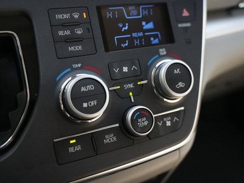 Used 2018 Toyota Sienna LE image 29