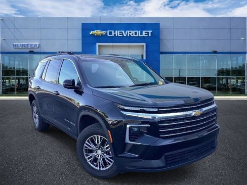 Used 2024 Chevrolet Traverse LT FWD image 1