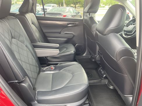 Used 2023 Toyota Highlander Platinum image 16