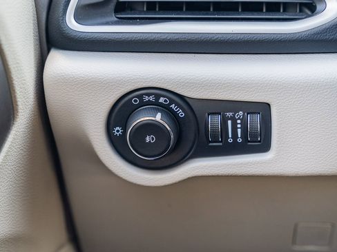 Used 2024 Chrysler Pacifica Touring-L image 25