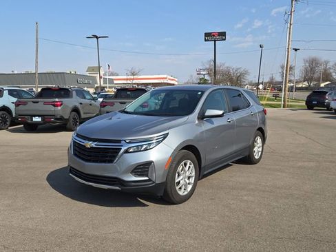 Used 2023 Chevrolet Equinox LT image 2
