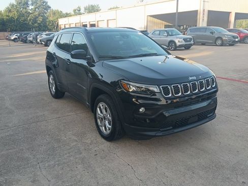 Used 2025 Jeep Compass Latitude AWD/4WD image 6