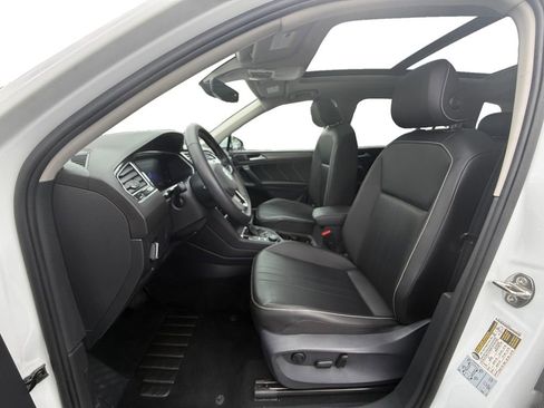Used 2022 Volkswagen Tiguan SE w/ Panoramic Sunroof Package AWD/4WD image 9