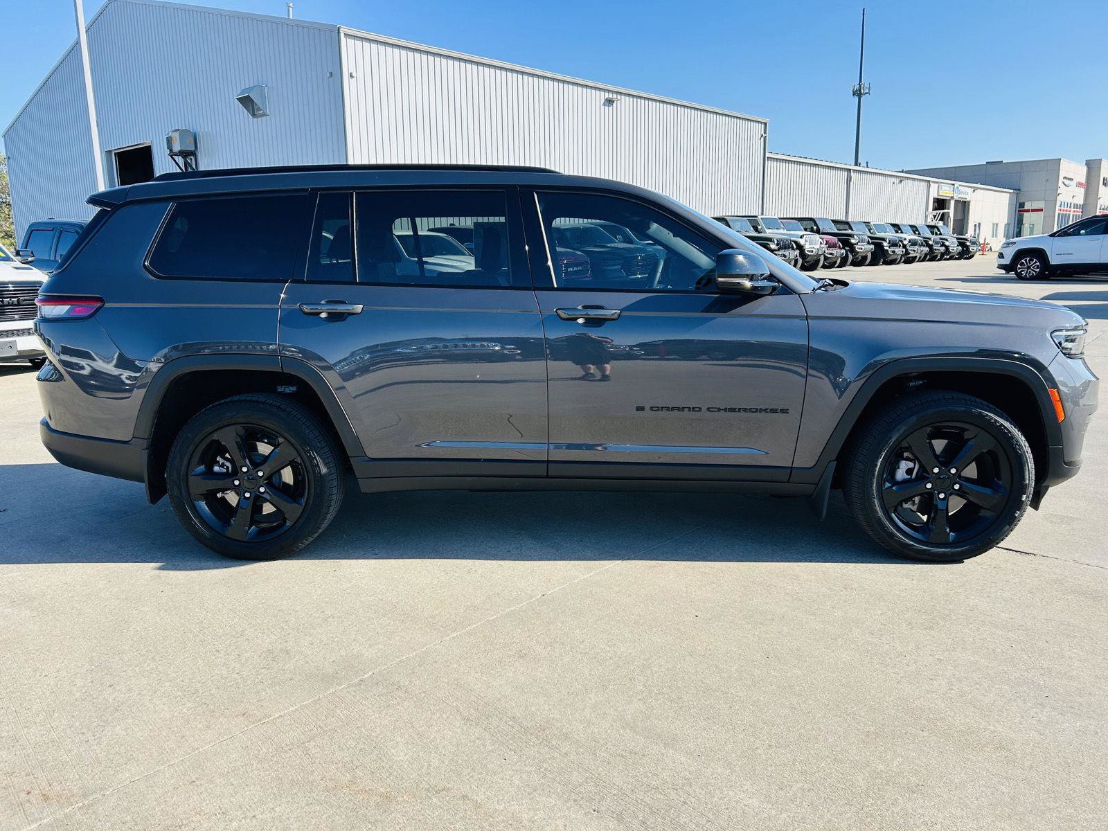 Used 2025 Jeep Grand Cherokee L Limited w/ Black Appearance Package AWD/4WD image 44