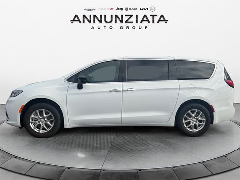 Used 2025 Chrysler Pacifica Select image 2
