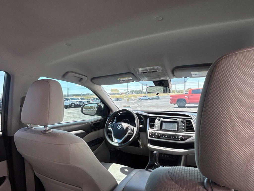 Used 2017 Toyota Highlander LE FWD image 27