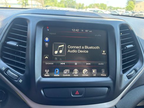 Used 2017 Jeep Cherokee Latitude w/ Cold Weather Group AWD/4WD image 16