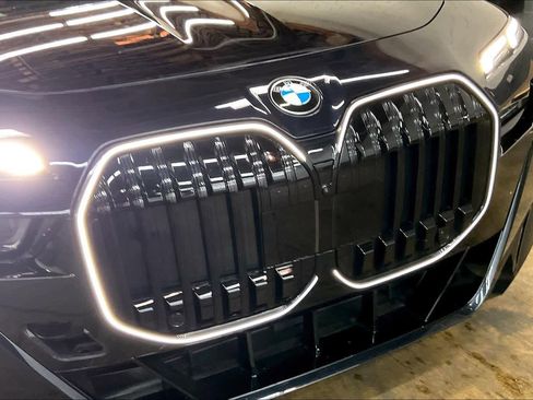 Used 2025 BMW 740i w/ Premium Package image 33