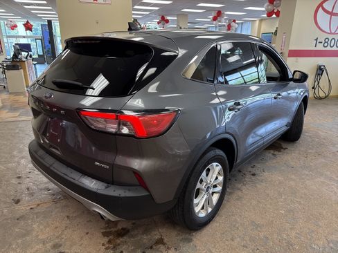 Used 2021 Ford Escape SE w/ Cold Weather Package AWD/4WD image 9