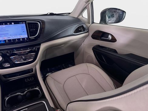 Used 2021 Chrysler Pacifica Limited w/ Uconnect Theater Family Group image 25