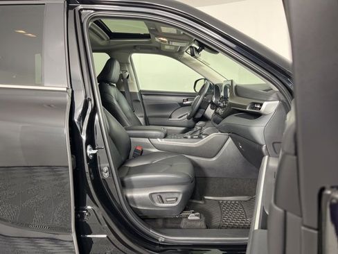 Used 2025 Toyota Highlander XLE image 31