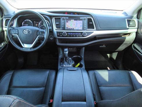 Used 2019 Toyota Highlander XLE image 11
