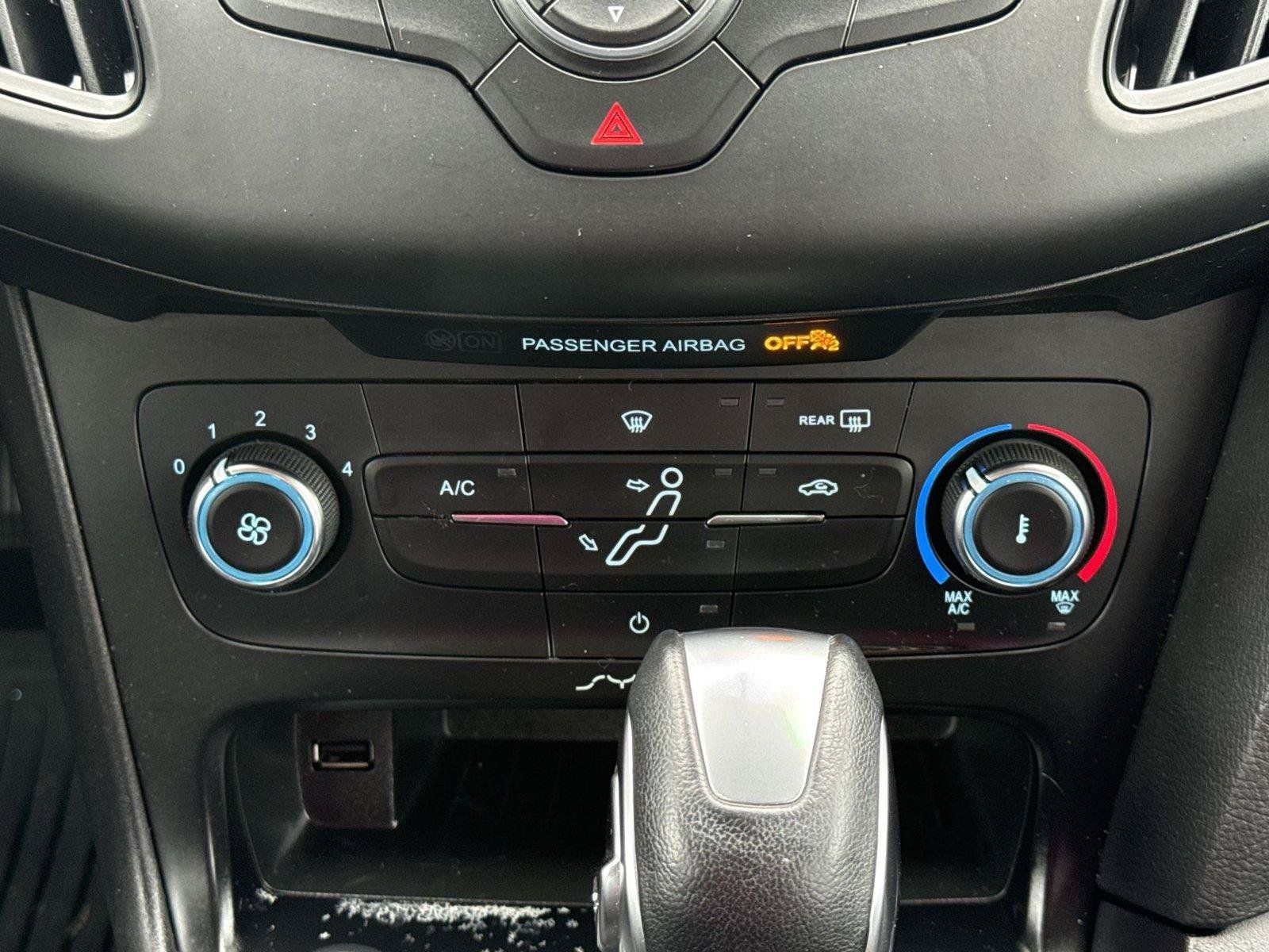 Used 2016 Ford Focus SE w/ SE Power Seat Package FWD image 25